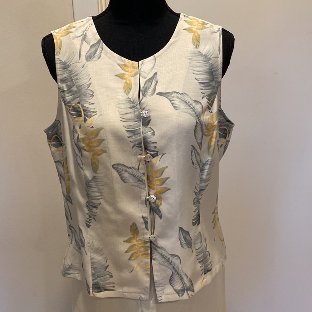 TOMMY BAHAMA 100% Silk Tropical Floral Sleeveless Top.